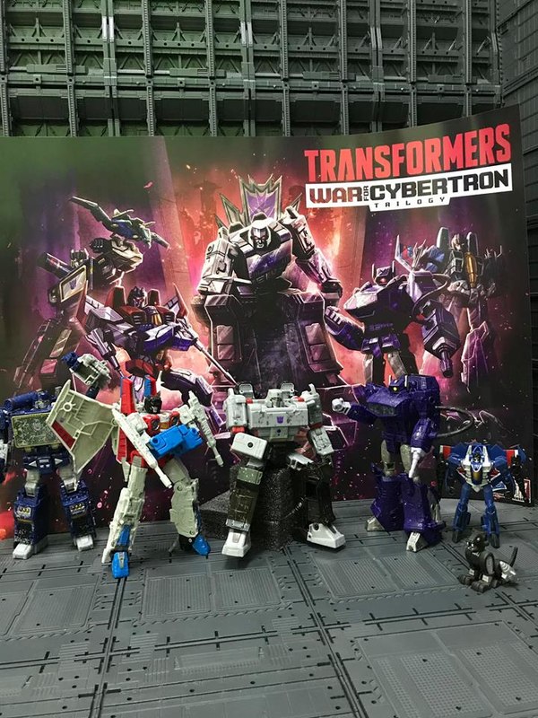 Transformers Siege Wave 2 Voyagers Soundwave And Starscream In Hand Photos 16 (16 of 16)